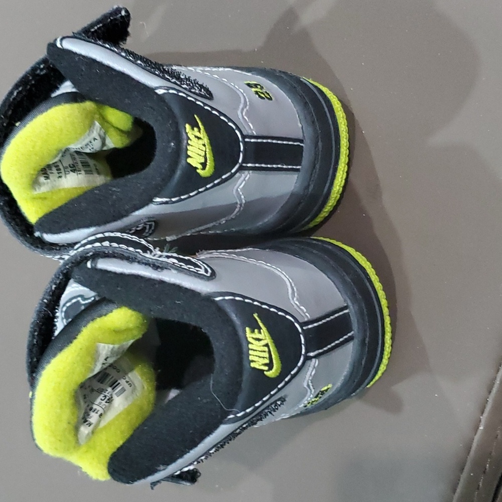 Nike size 4C Used Sneakers Grey/Green bottoms